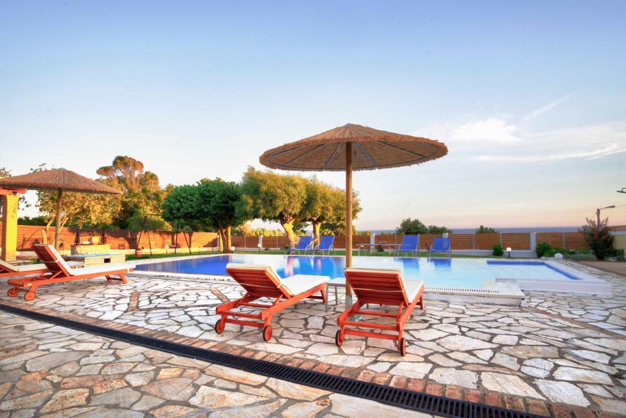 Skidi Beach House Ágios Matthaíos エクステリア 写真