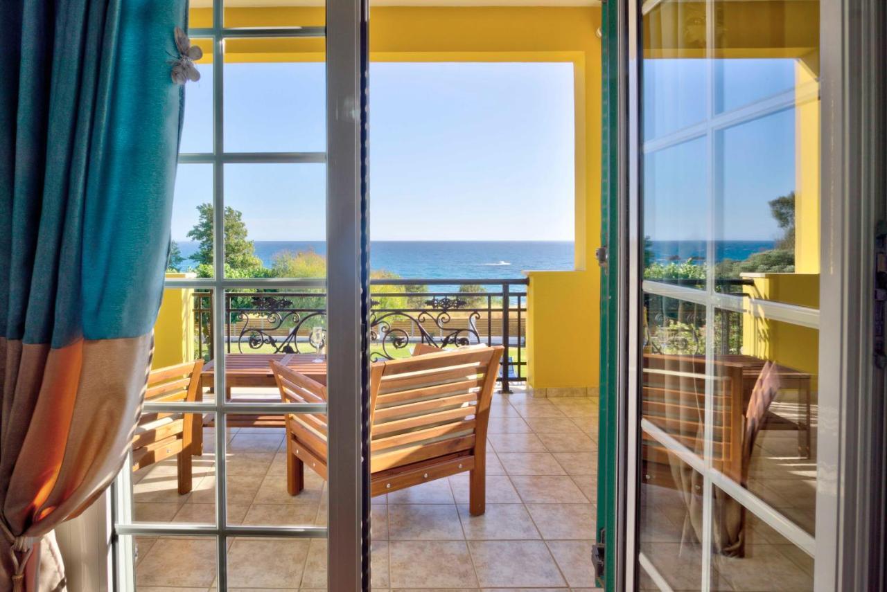 Skidi Beach House Ágios Matthaíos エクステリア 写真