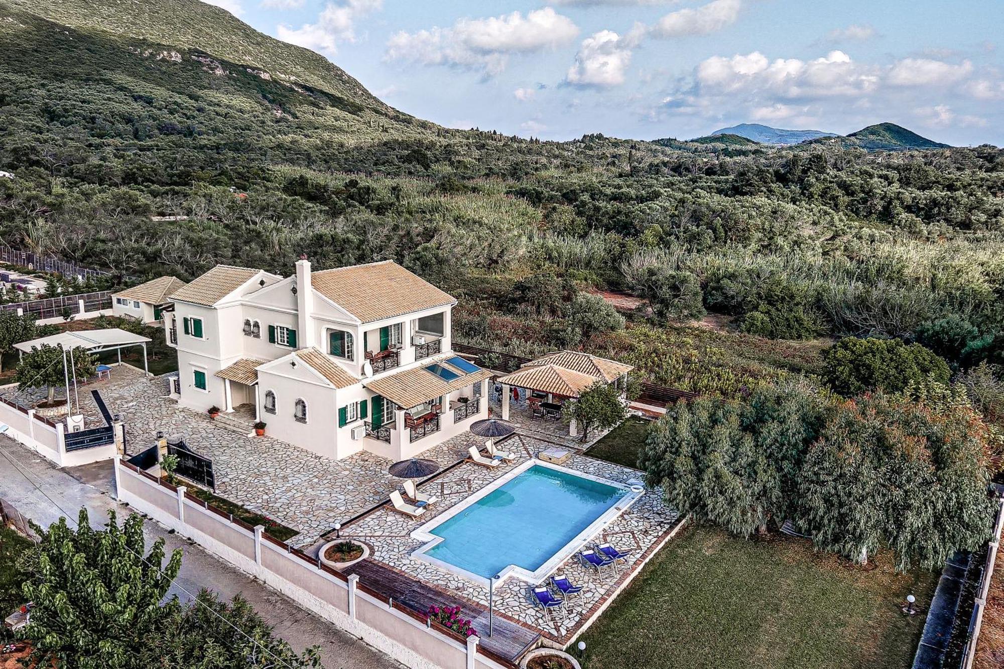 Skidi Beach House Ágios Matthaíos エクステリア 写真