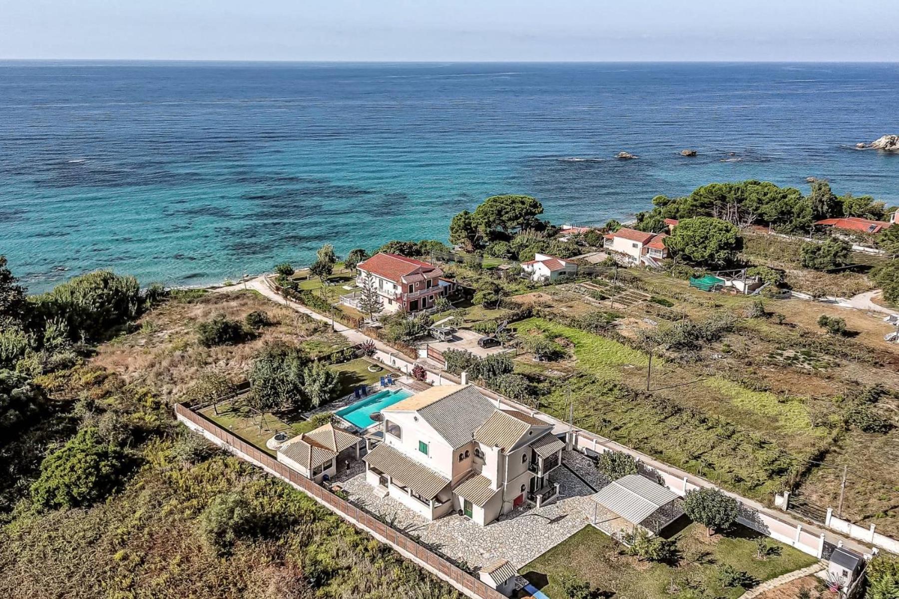 Skidi Beach House Ágios Matthaíos エクステリア 写真