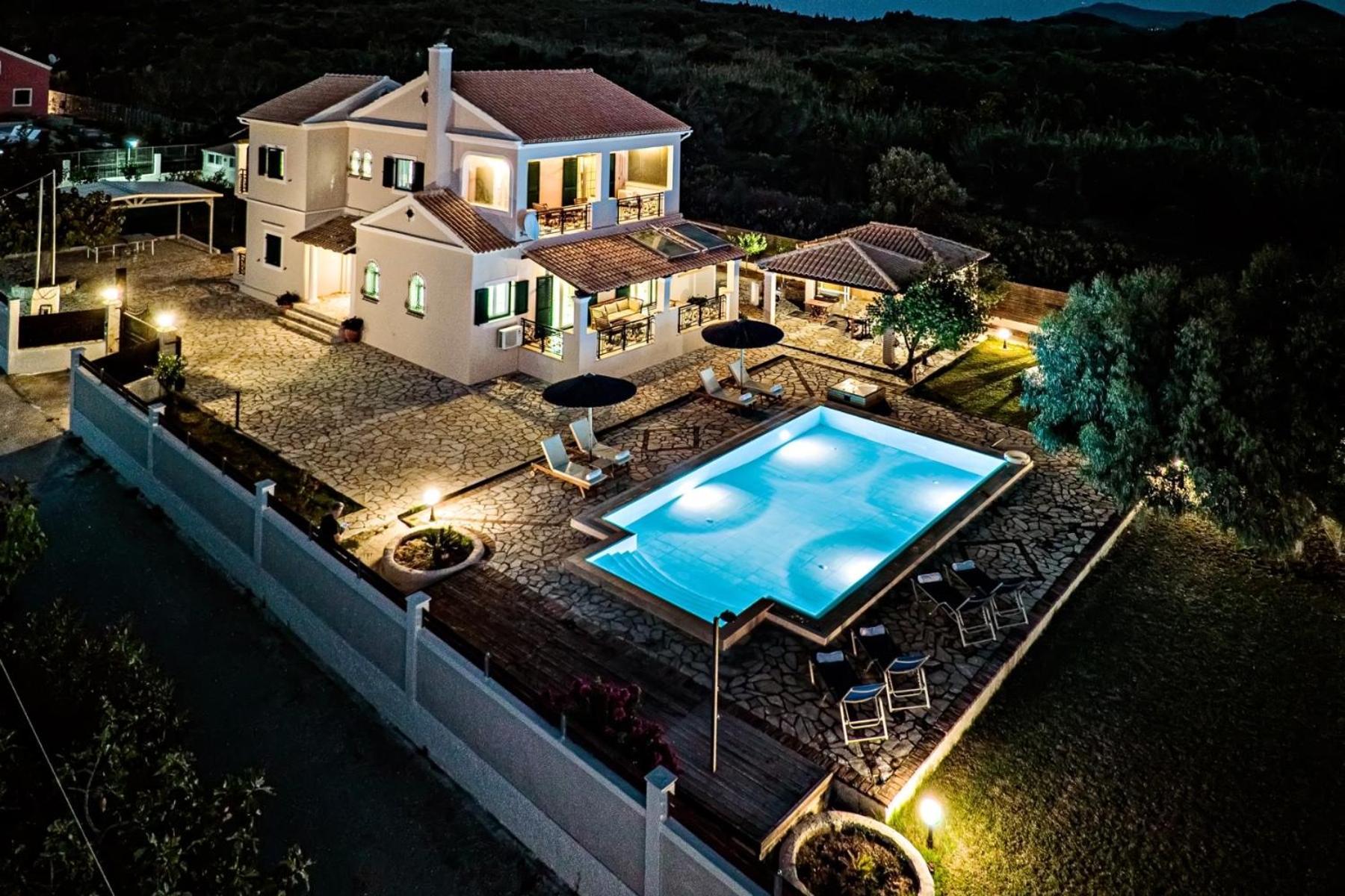Skidi Beach House Ágios Matthaíos エクステリア 写真